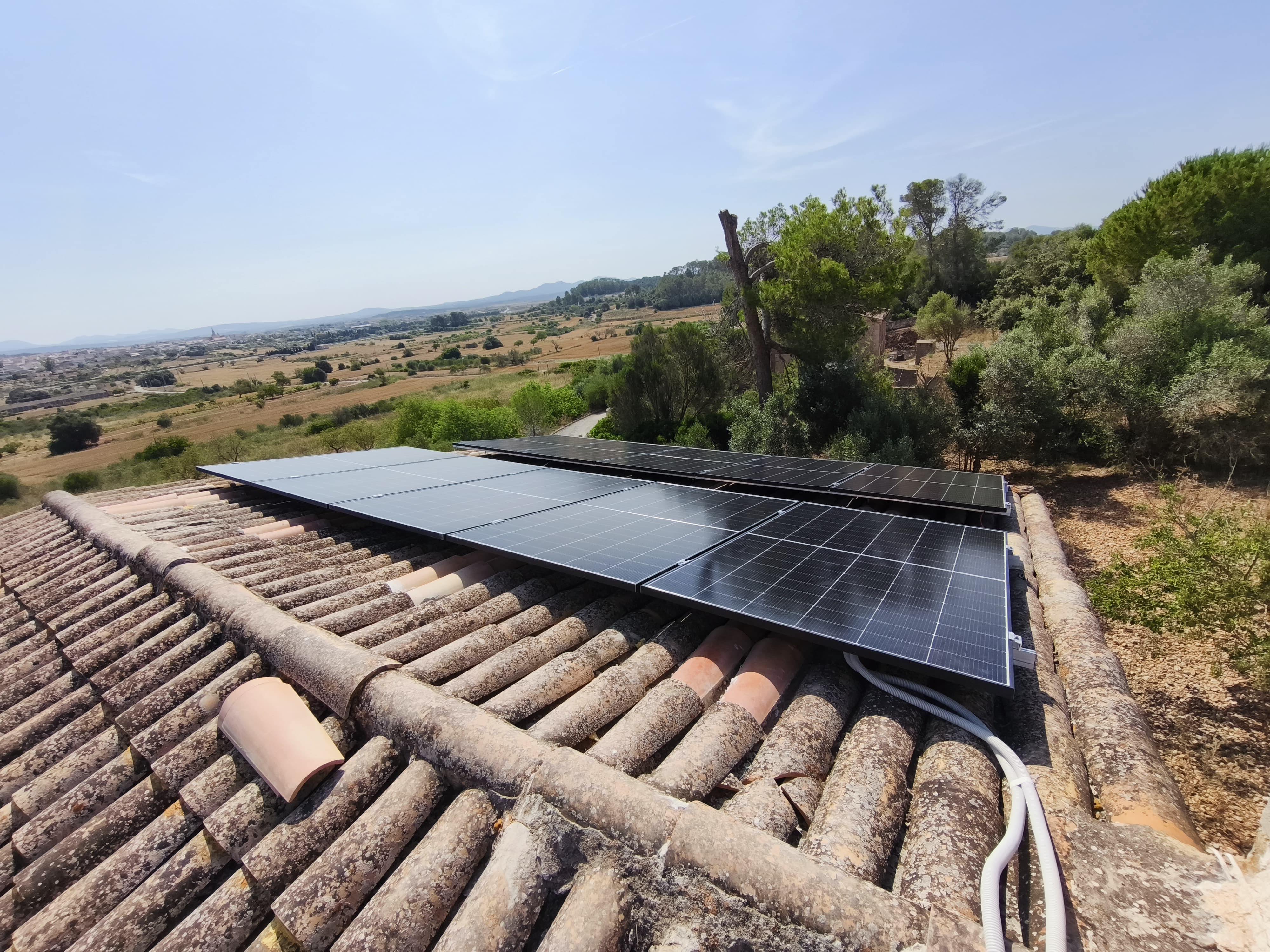 paneles solares cubierta tejado coplanar Mallorca,