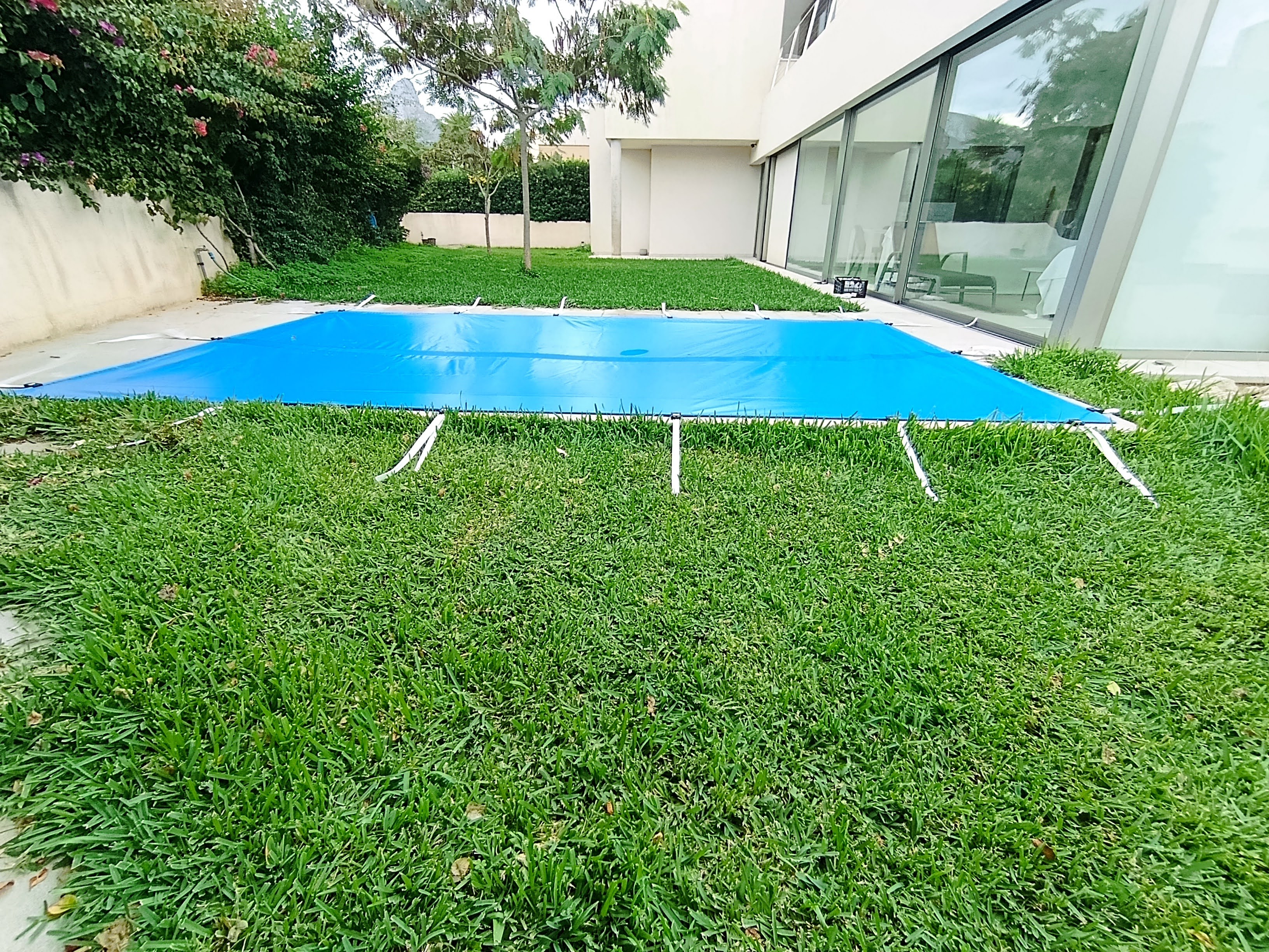 cubieta piscina a medida, tapa piscina de obra, cobertor piscina, lona piscina mallorca, piscina man