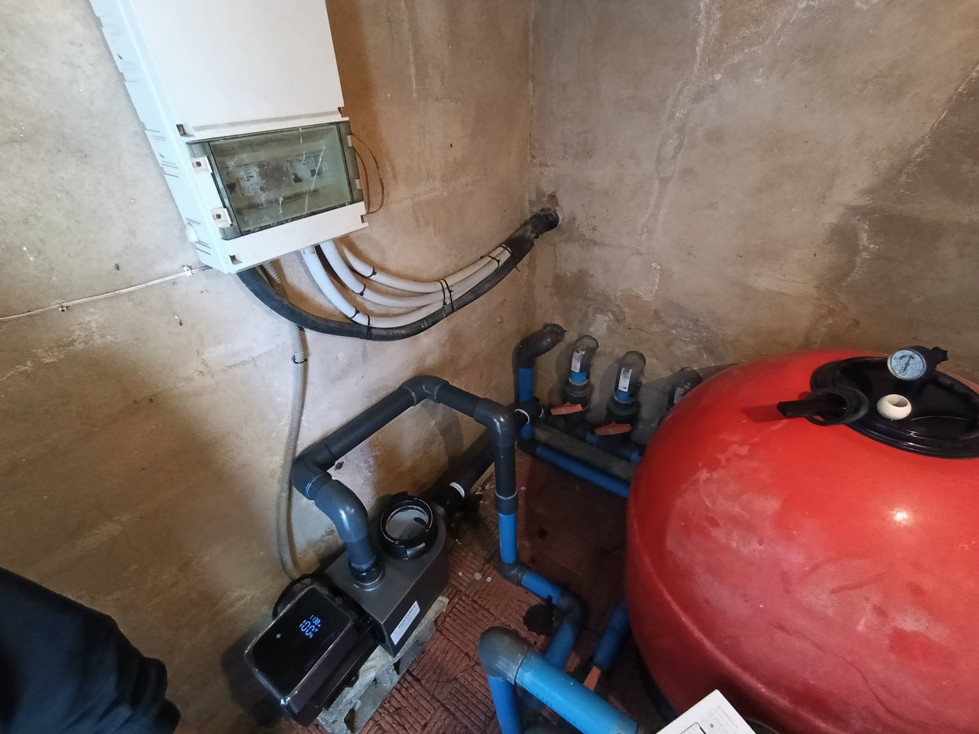 bomba piscina bajo consumo electrico, reduce consumo electrico piscina, motor piscina velocidad vari